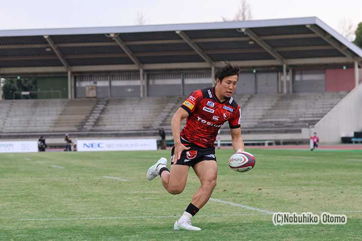 後半10分松永拓朗のトライでブレイブルーパスが再び20-23と逆転
