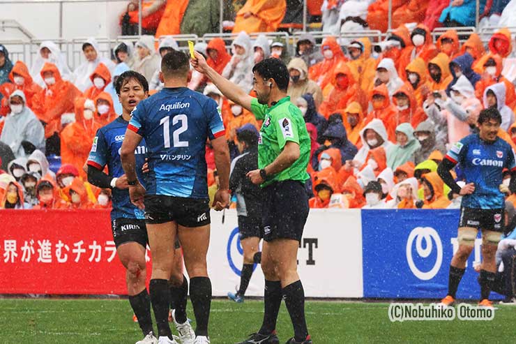 竹澤にイエローカードが出され一件落着