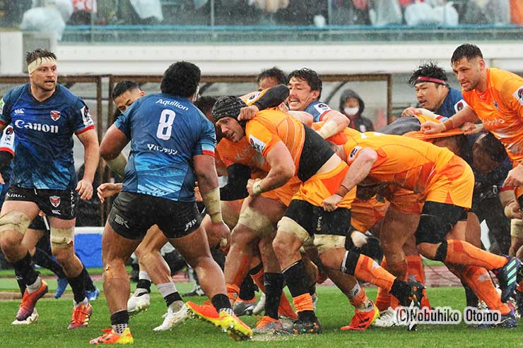 前半36分、スピアーズHOマークスが先制のトライ