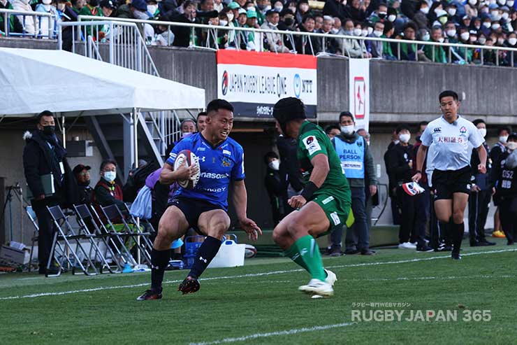 スピードを緩め味方のサポートを待つ長田