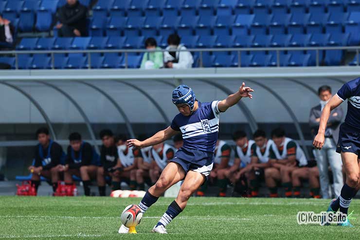 前半15分桐蔭は萩井燿司がゴールを狙うも失敗