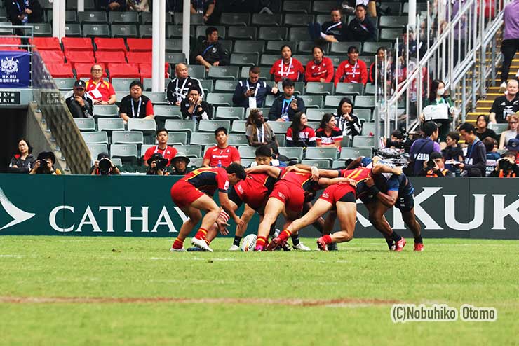 後半は互いに無得点の時間が続いたがラスト2分に2トライをあげたスペインが34-7で勝った