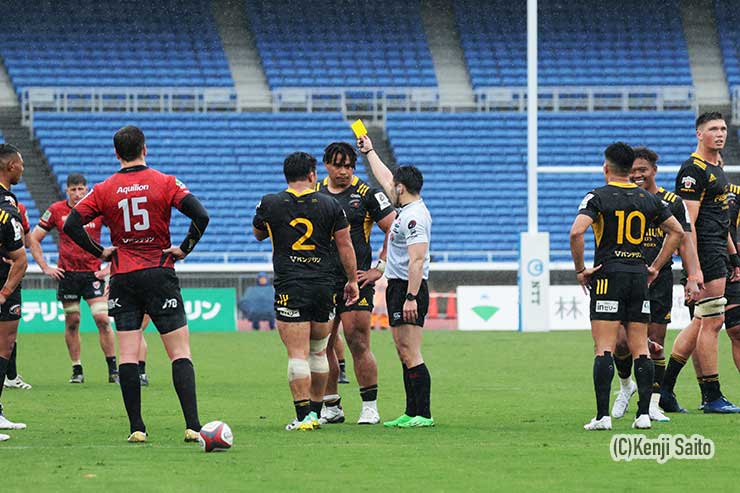 前半30分、危険なプレーでテビタ・タタフにシンビン