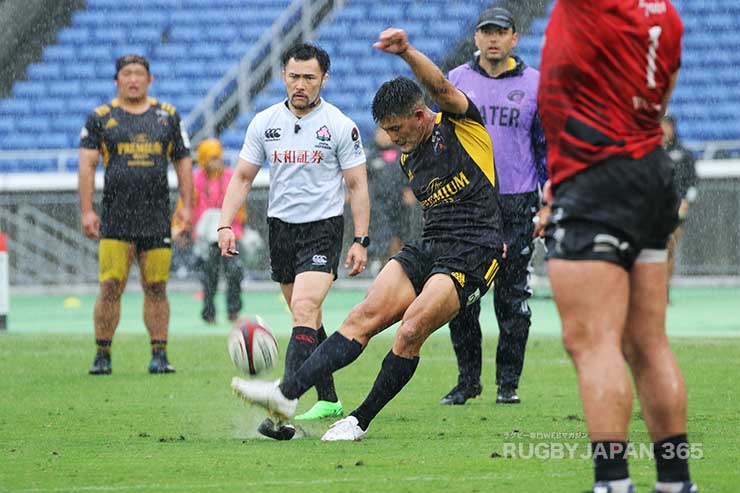 前半終了間際に田村熙がPGを決め、6-3