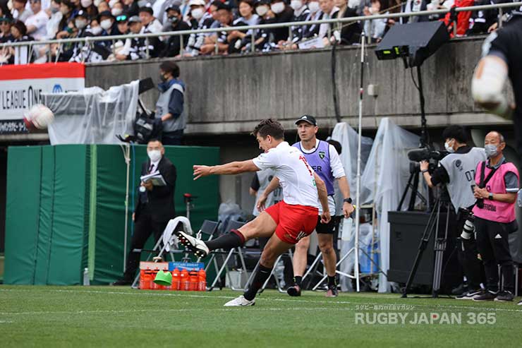 左隅からのコンバージョンを決めるファルコン