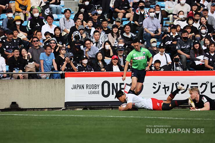 髙橋汰地が右隅に飛び込むもタッチを割ってトライならず