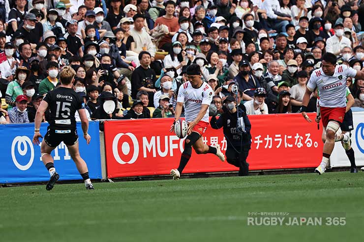 髙橋汰地がショートパントでアイザックの背後へボールを蹴り込む