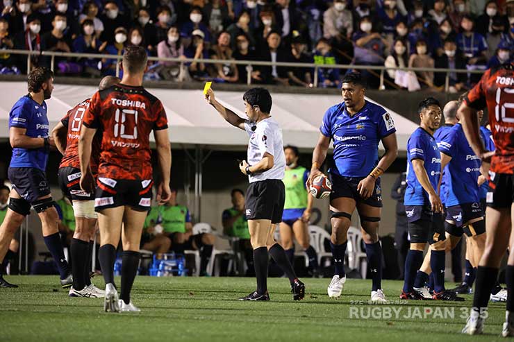 前半33分・LO梶川喬介にイエローカードが出される
