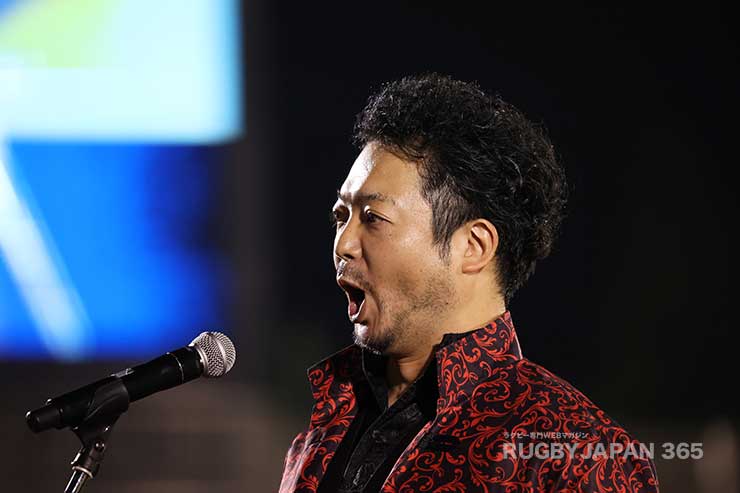 東芝ブレイブルーパス東京』のチーム歌「王者-猛勇狼士」を歌う井上雅士さん。後半開始前にも再登場し熱唱した