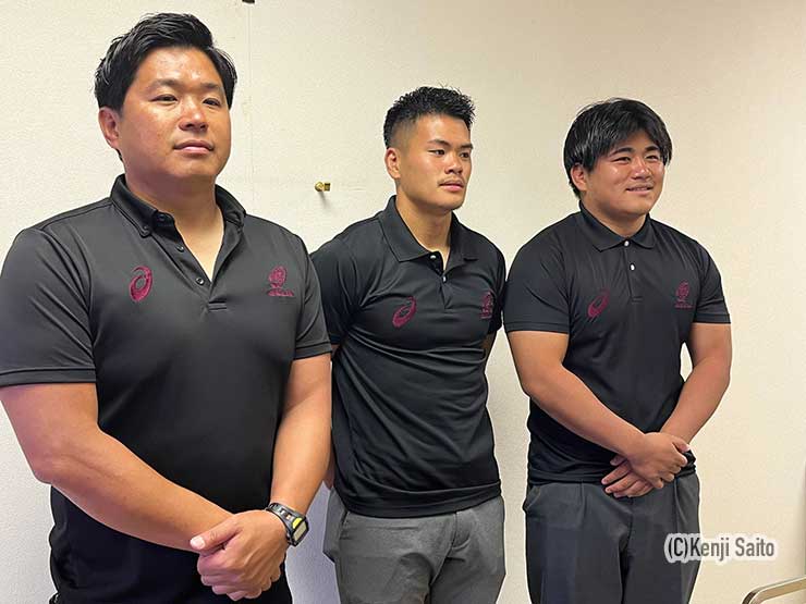 左から大田尾竜彦監督、伊藤大祐主将、佐藤健次