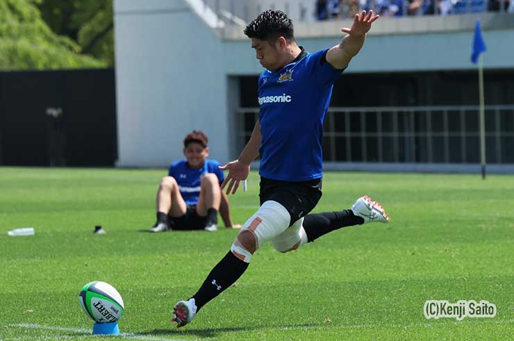 キッキングコンペティションでキックを蹴るSO松田力也