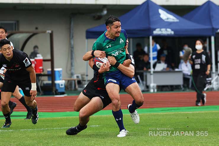 前半グリーンロケッツが連続アタックでディフェンスを崩しWTB後藤輝也がゴール前へ