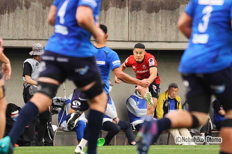 SO田村優が右隅からのコンバージョンを決めて14－3とイーグルスがリード