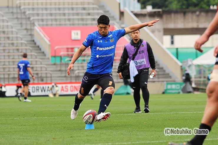 この日の松田はキック成功率100%。29－20と引き離しにかかる