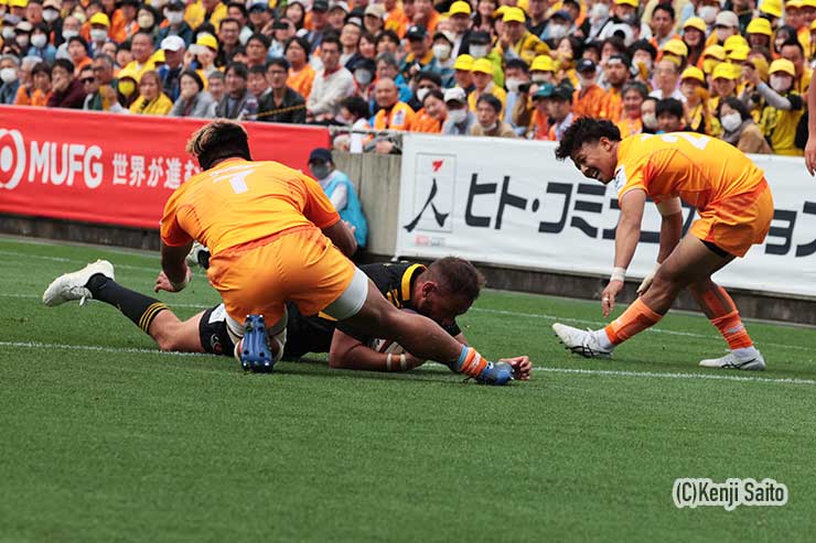後半40分、クルーデンがトライを決める