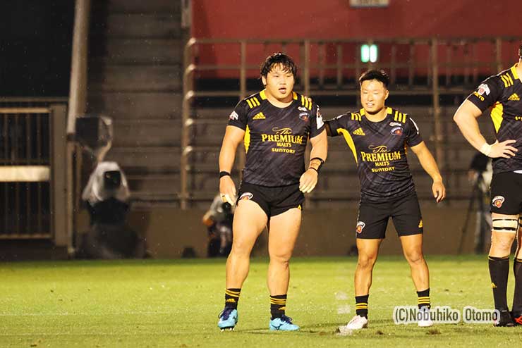 会心のスクラムでPKを奪ったサンゴリアスPR細木康太郎を齋藤直人主将が労う