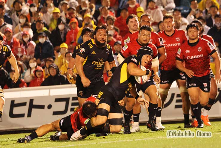前半30分、サンゴリアス小澤直輝がトライ