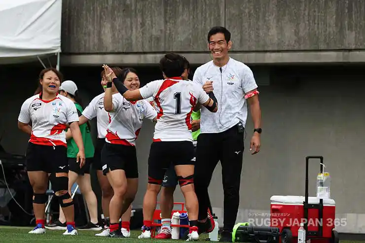 チーム史上最高位の3位で大会を終えたナナイロ。桑水流祐策HCと中村知春GM兼選手がガッチリ握手