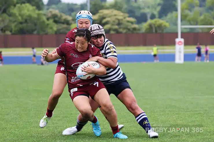 大黒田裕芽に対して麻田瑞月がボールを剥がしにいくもしっかりキープ