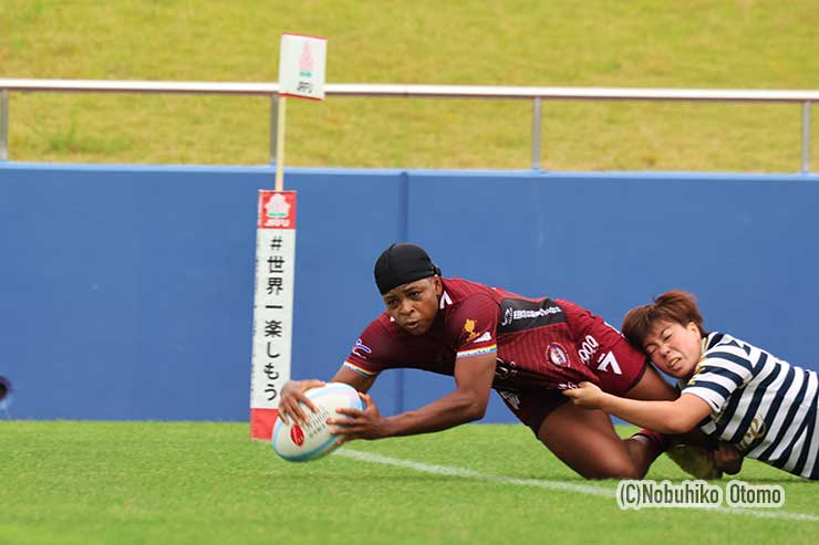 サクラフィフティーン・大塚朱紗のタックルもものともせずトライ