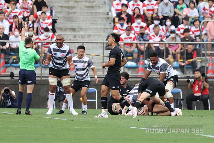 前半自陣深くで、福井翔大がジャッカルを決める!