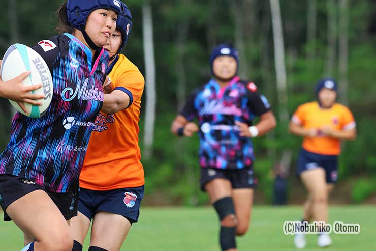 伊藤ちひろがハンドオフで相手DFを抜き先制トライ