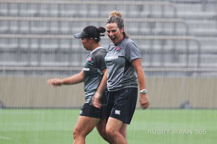 豪雨にレスリーHCもこの表情