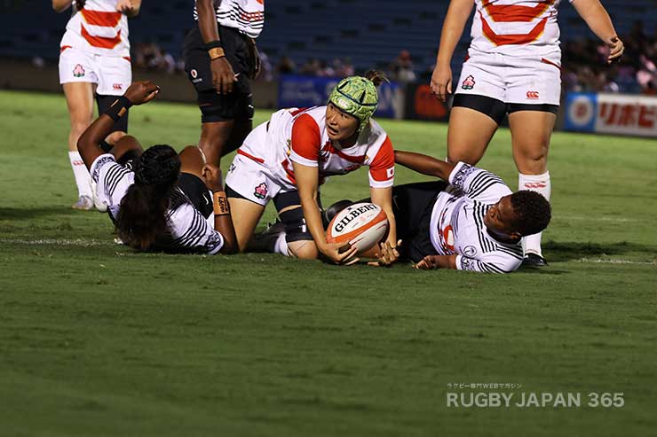 小林花奈子がディフェンスのギャップに飛び込み先制トライ
