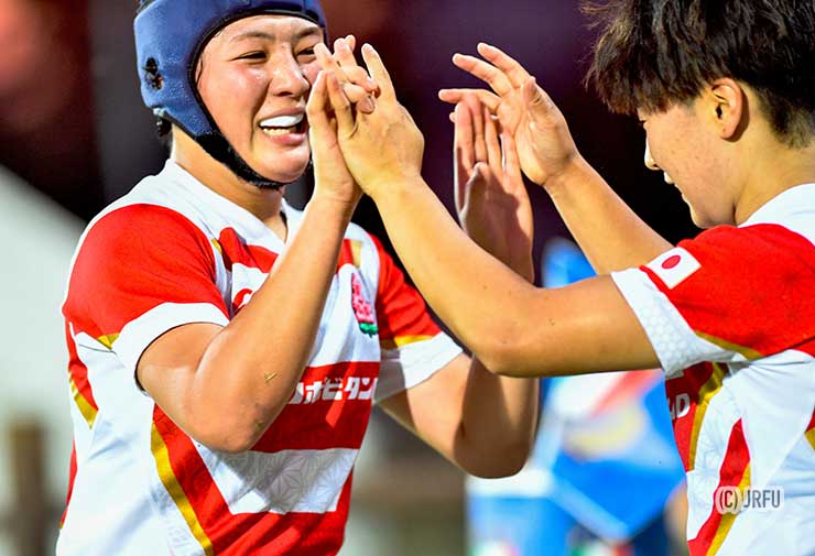 今釘小町がデッドボールラインギリギリでボールをグラウディングしトライ。向來桜子が迎える