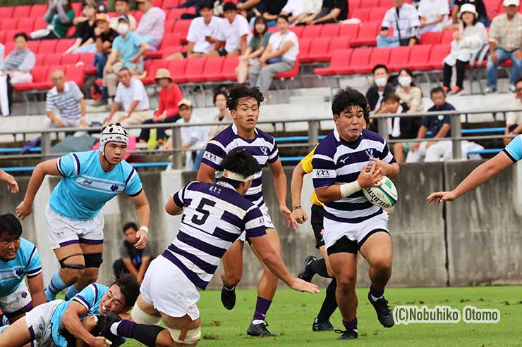 前半23分、明大LO佐藤大地からオフロードパスがHO松下潤一郎に通る