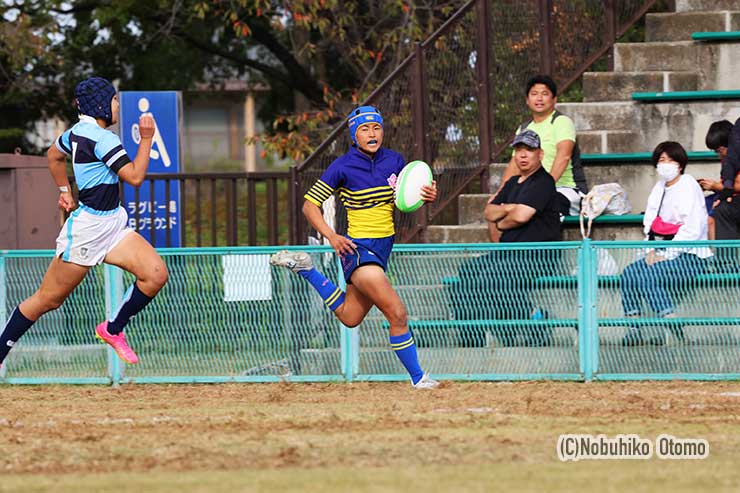 開始1分、京都成章⑦斎藤の独走を六浦⑦齋藤がおいすがり