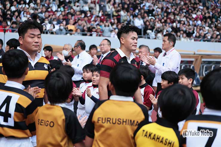 岡・伊藤両主将を先頭に選手たちが入場