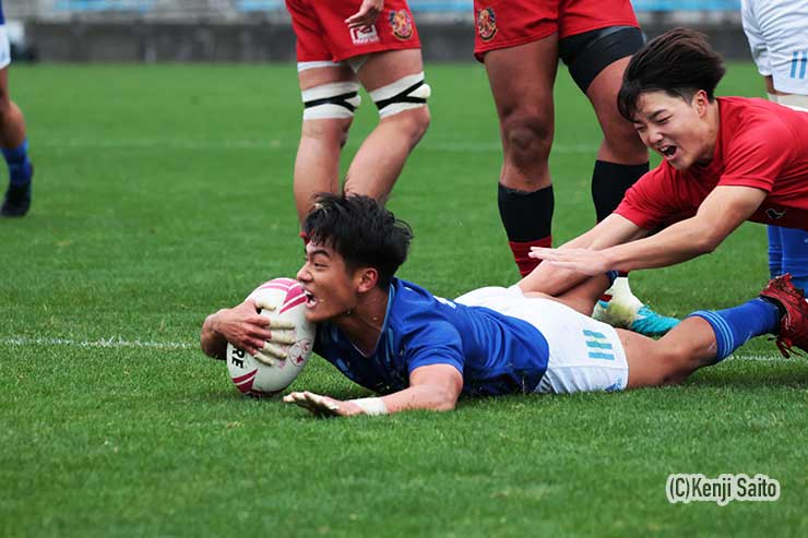 前半30分、ゴール前の攻防からSH辻時羽がトライを決め17-5とリードを広げる