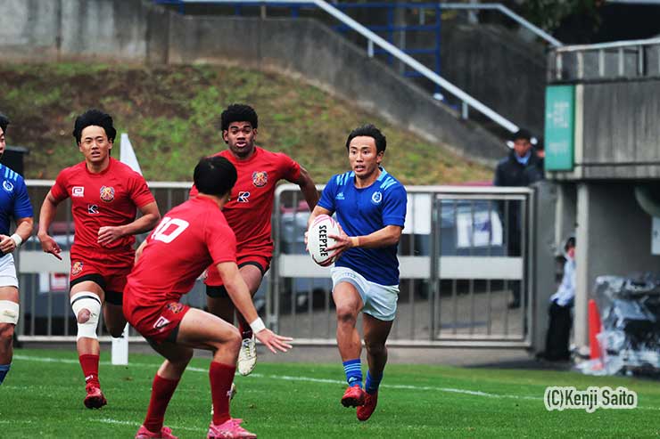 自陣からボールをつなぎWTB岡村優太がゲイン