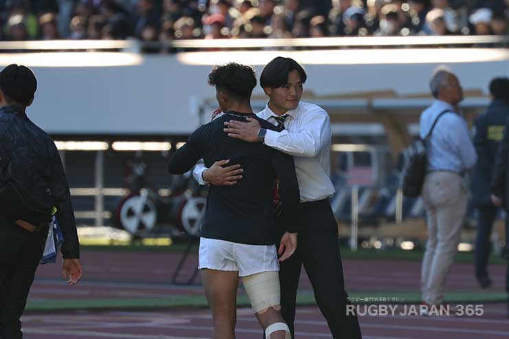 明治・廣瀬雄也主将は欠場。ウォームアップを終えた伊藤耕太郎を激励する