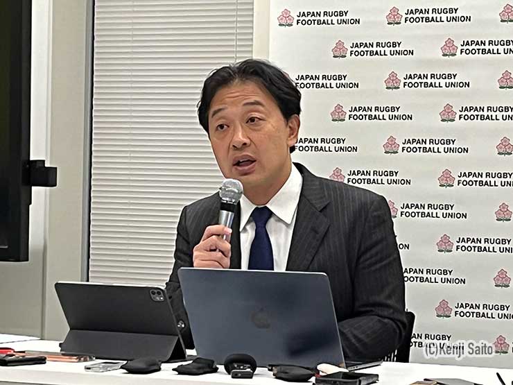 ジョーンズ氏決定の経緯を説明する岩渕健輔専務理事