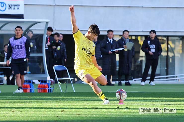 サンゴリアスSO高本幹也が先制PGを決める.