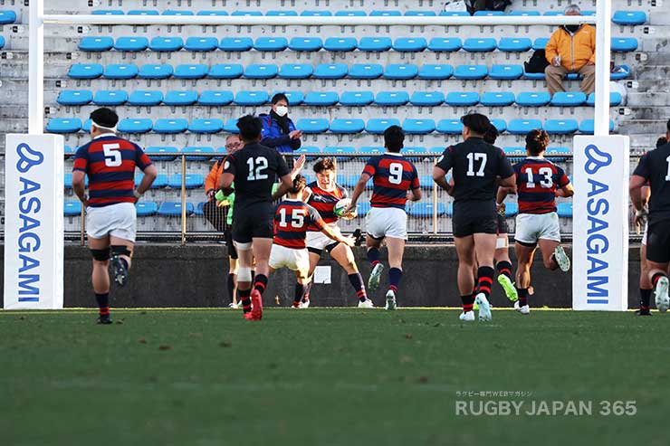 関西学院は後半26分、こぼれ球をキックした山本快が自らキャッチしゴール中央へトライ