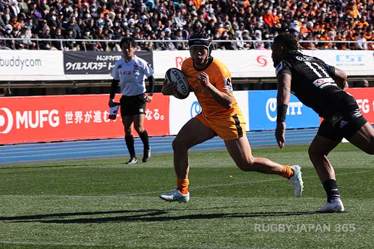 WTB根塚洸雅が1対1の局面でゴールへ