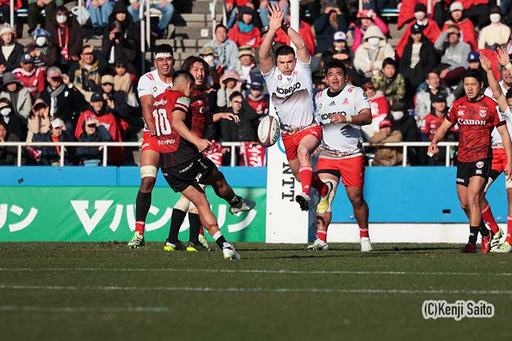 前半終了間際、イーグルスSO田村優のドロップゴールが決まって10－0