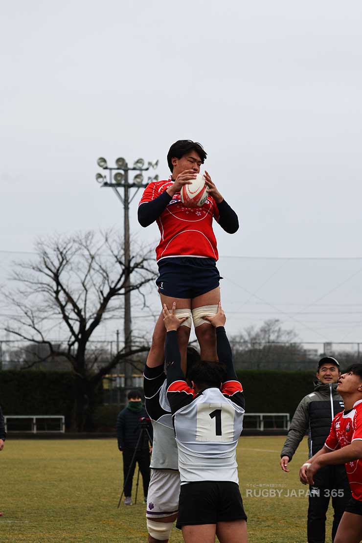 続いてラインアウトのセッション。ボールをキャッチする大川虎拓郎（明治）