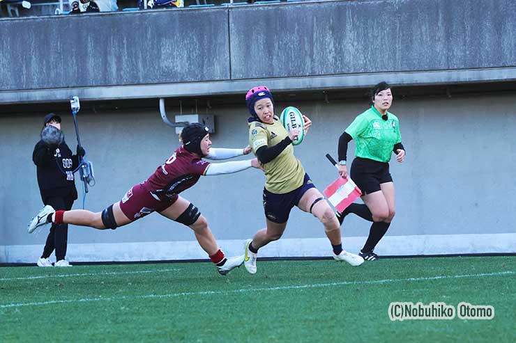 7分、三重パールズWTB三谷咲月の先制トライ