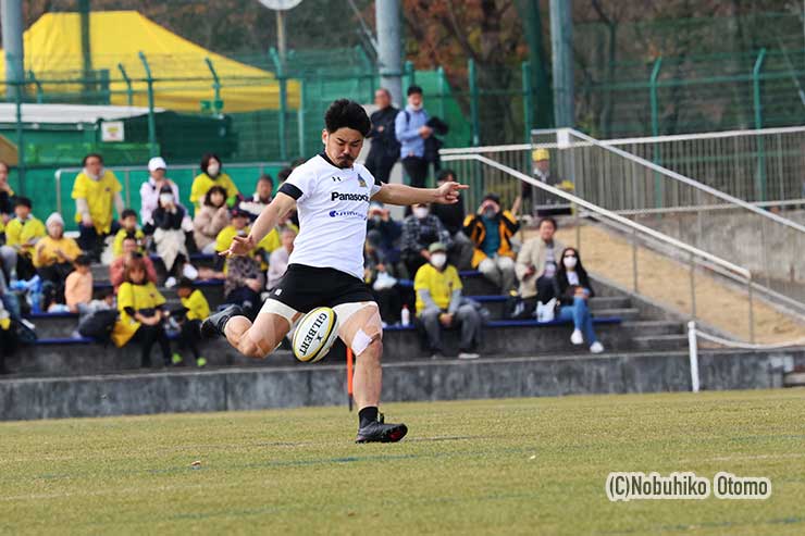 前半1分、竹山の50：22キック