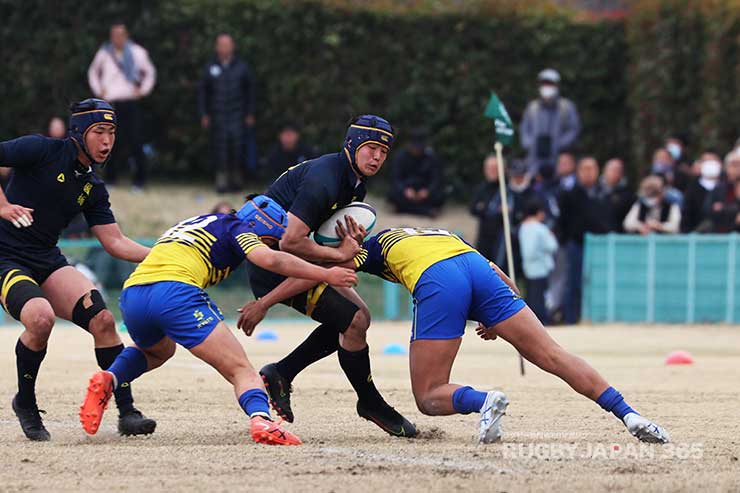 成章のタックルが突き刺さる