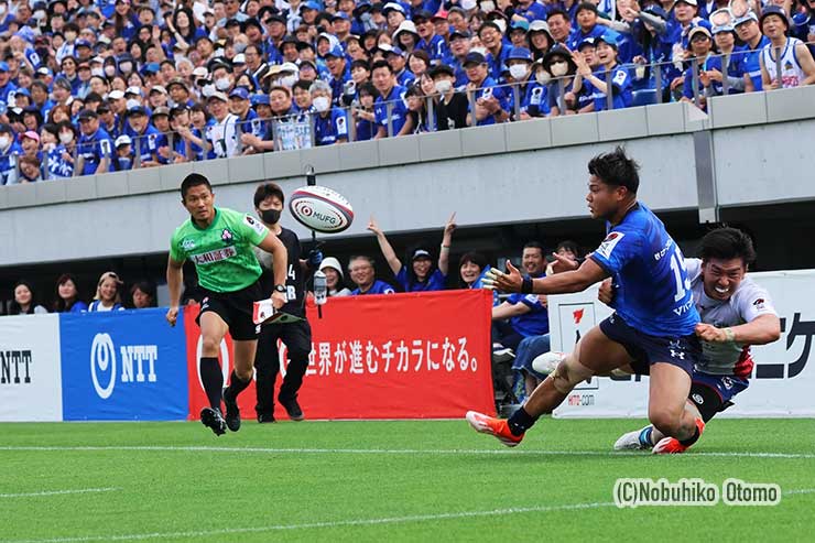 ハーフタイム直前、ゴール前に迫った山沢をライナーズFL菅原がタッチへ押し出しトライセーブ