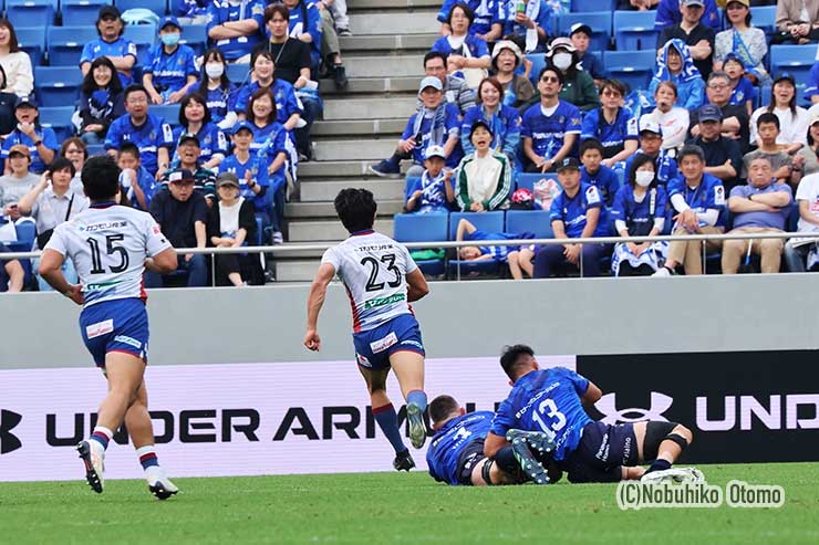 66分、ライナーズ新加入の江川がトライ。吹田RSのみならず千里新田小-南千里中を通じての先輩・堀江の引退試合がデビュー戦となった