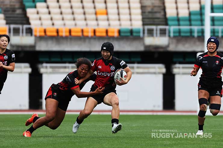 裏にでかかった安尾に対して、ンドカジェニファがタックルで前進を許さない