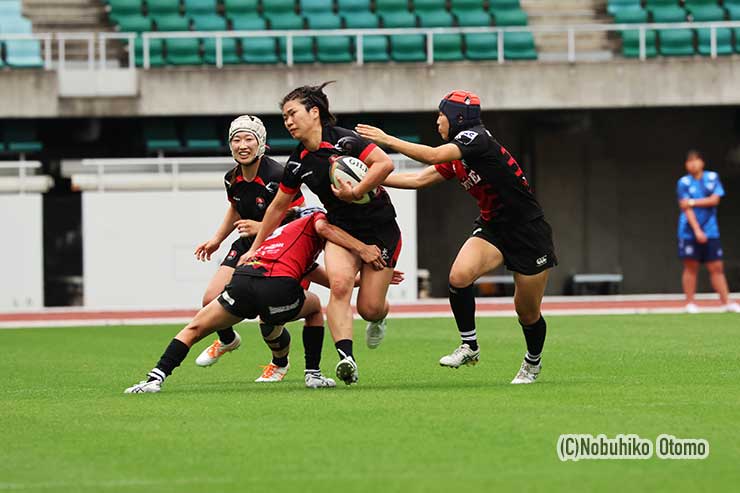 吉田鳳子主将は後半6分にピッチへ。力強いキャリーをみせた