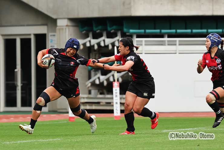 後半１分、自陣でボールを持ったディアナ⑤三枝はルーヴ⑫中村をハンドオフ