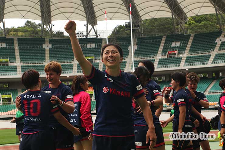 最後の試合に勝ち喜ぶアザレア、スタンドの声援に応える平野恵里子